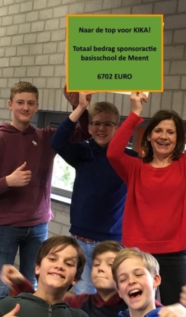 De presentatie van de cheque, de opbrengst gaat naar KiKa.
