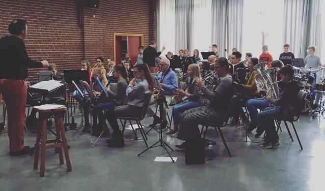 Een foto gemaakt tijdens de repetitie van No Limit.