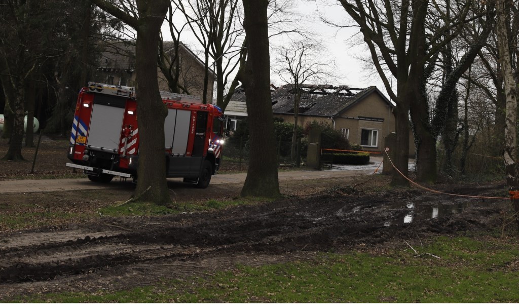 Het dak van de loods is verloren gegaan. Foto: SK-media.nl.