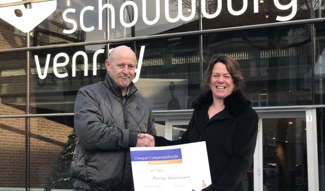 Voorzitter André Tonen ontvangt de cheque uit handen van Chantal Scherders-Thijssen van het Coöperatiefonds Rabobank.
