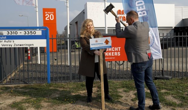 Jan Jenneskens (Gezondste Regio 2025) en wethouder Anne Thielen zetten de bedrijvenronde in gang. Foto: Rikus ten Brücke.