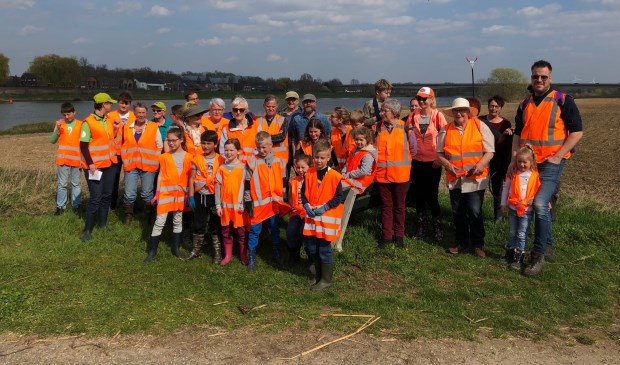 Ruim 40 vrijwilligers maakten zaterdag de Maasovers schoon.