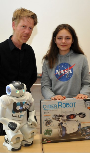 Robot Naomi bedankte Antosia voor haar nieuwe naam.