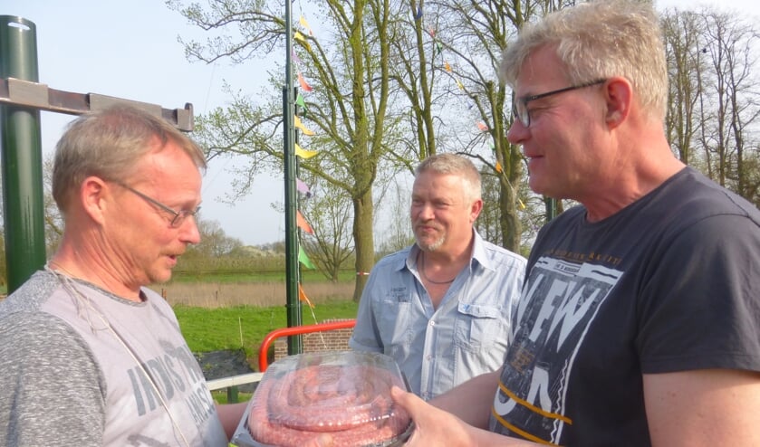Worstkoning 2018 Peter Dins ontvangt vijf meter braadworst.