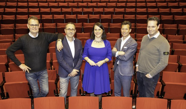 Foto v.l.n.r. : Henk Luiten (TheaterHotel De Oranjerie), Paul Franssen (Schouwburg Venray), Brigitte van Eck (Munttheater), Leon Thommassen (De Maaspoort Theater & Events), Dries Floris (DOK6 Theater). Foto: Rob Nijpels