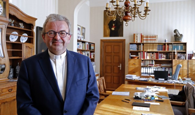 Bisschop Harrie Smeets, oud-deken van Venray, vertelt op eerste en tweede paasdag het evangelie op Peel en Maas TV. Foto: archieffoto Peel en Maas.