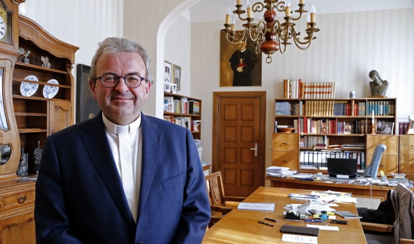 Bisschop Harrie Smeets, oud-deken van Venray, vertelt op eerste en tweede paasdag het evangelie op Peel en Maas TV. Foto: archieffoto Peel en Maas.