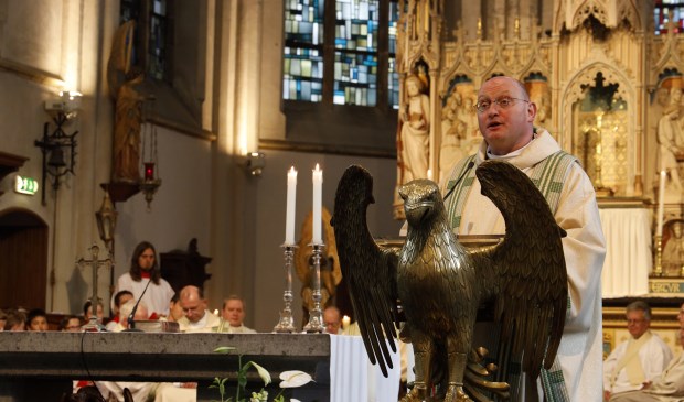 Ed Smeets voor het eerst aan het woord als deken in de Grote Kerk. Foto: Rikus ten Brücke
