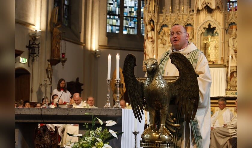 Ed Smeets voor het eerst aan het woord als deken in de Grote Kerk. Foto: Rikus ten Brücke