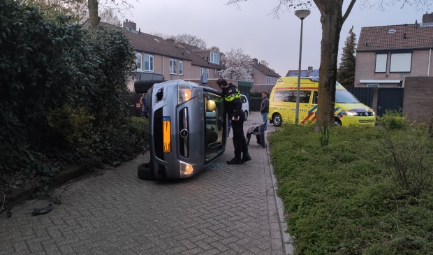 Auto komt op zijkant terecht in Venrayse woonwijk. Foto: SK-Media.
