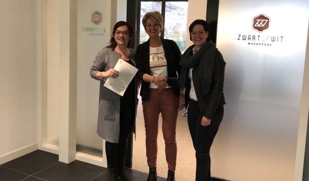 In het midden Anne-Marie Goossens, links notaris Olga Roffers-Janssen (ZwartOpWit Notariaat), rechts kandidaat-notaris Minette van Bergen.