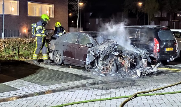Een Mercedes ging in de nacht van dinsdag aan de Circusroos in vlammen op. Foto: SK-Media.