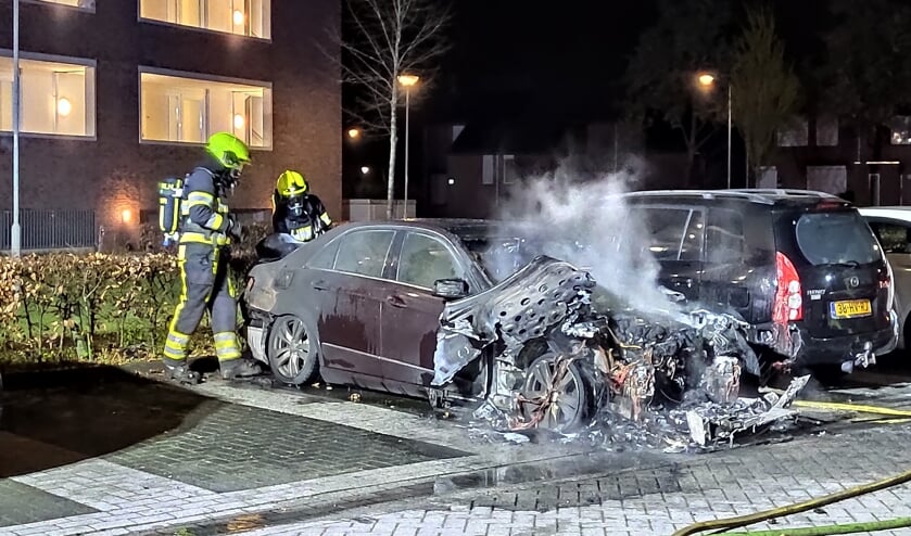 Een Mercedes ging in de nacht van dinsdag aan de Circusroos in vlammen op. Foto: SK-Media.