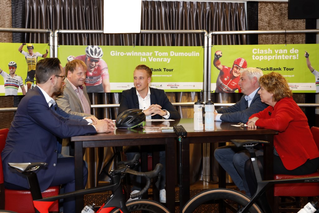 Van links naar rechts: Nick van den Bosch, Maurice Ambaum, Jaap Litjens, Eric Geurts en Carla Brugman praten over de BinckBank Tour en duurzaamheid. Foto: Rikus ten Brucke