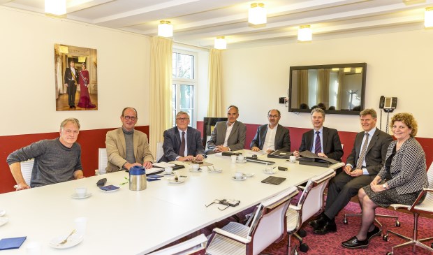 Op de foto van links naar rechts: John Schouten, Anne aan de Wiel, Jan Wittenberg, Rob Schoots, Ger Peeters, Hans Gilissen, Jan Loonen en Carla Brugman.