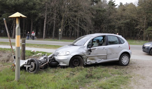 Boting tussen auto en motor, dinsdagavond op de N277 in Ysselsteyn. Foto: SK-Media.