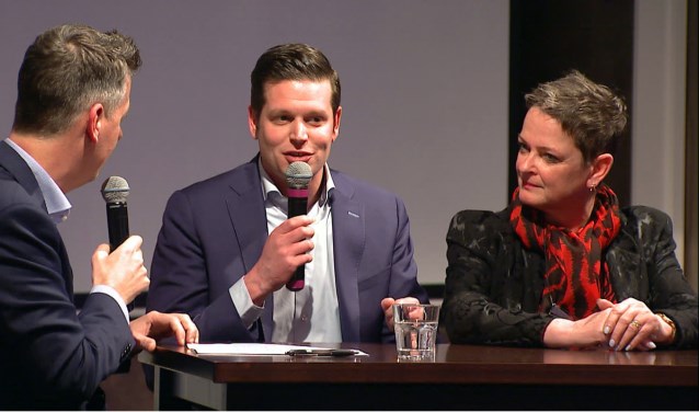 Op de foto: Niek Spronken van Junior Kamer en Ireen van Eck van Goemans uitvaartzorg blikken samen met presentator Rob van Lieshout vooruit op de Venrayse bedrijvenronde. Foto: Wim Wijnhoven.