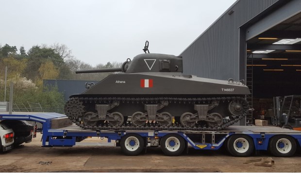 Het vertrek van de Shermantank van Overloon naar Ortona, Italië.