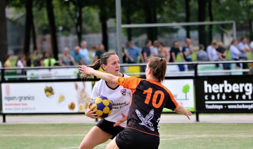 Marly van Asten (links) besliste zondag het duel met twee treffers op rij.