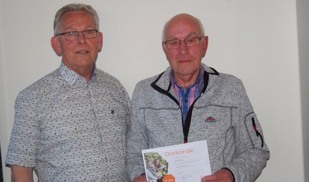 Rechts Wiel Pelzer, links voorzitter Jo van Lieshout