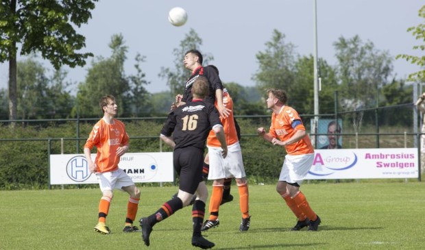 Sporting ST won zondag het kelderduel in de vijfde klasse D met 4-2 van Kronenberg.