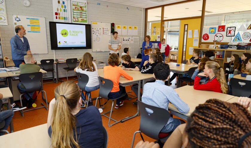 Leerlingen van de Hommel luisteren aandachtig tijdens de kick-off van de E-waste Race.