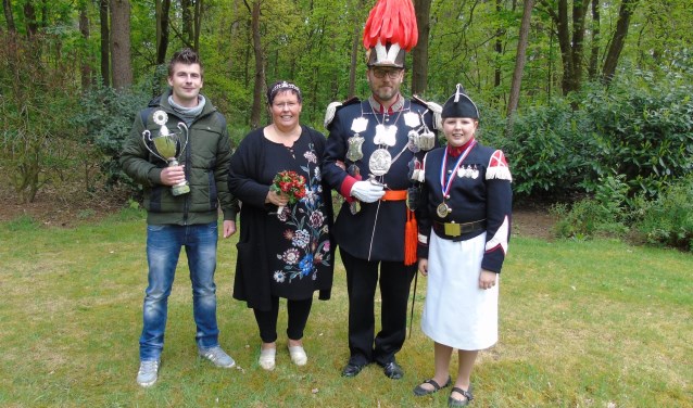 De winnaars van het koningsvogelschieten.