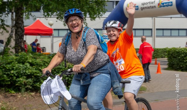 Samen genieten tijdens de tweede X-triathlon voor mensen met een beperking in Venray.