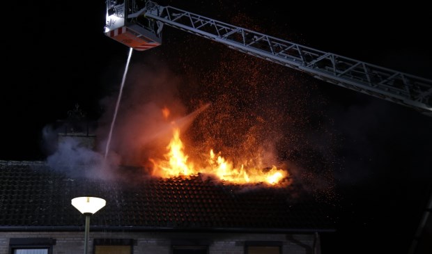 Op de zolderverdieping van een woonhuis in Venray brak zondagavond brand uit.