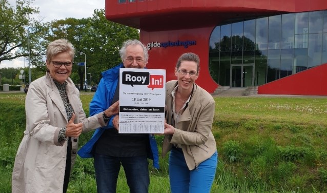 Foto: Linda Custers, Germy Thielen en Sies Liebrand voor het schoolgebouw van Gilde Opleidingen.