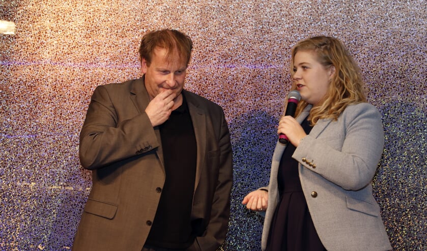 Sportformateur Maurice Ambaum (links). Rechts wethouder Anne Thielen.