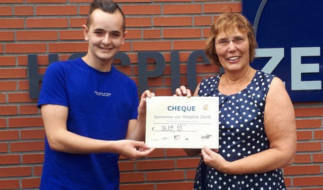 De overhandiging van de cheque.