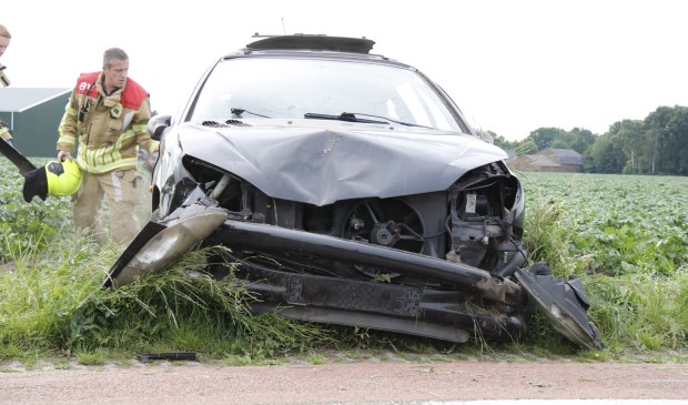 De ernstig beschadigde auto.