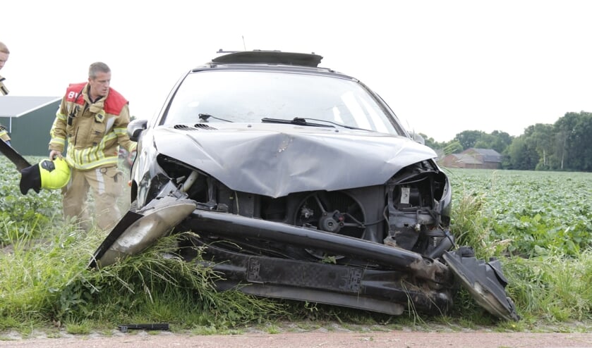 De ernstig beschadigde auto.