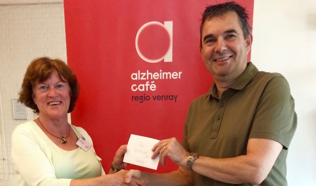 Martin Houben overhandigt de cheque aan Joke Halmans.