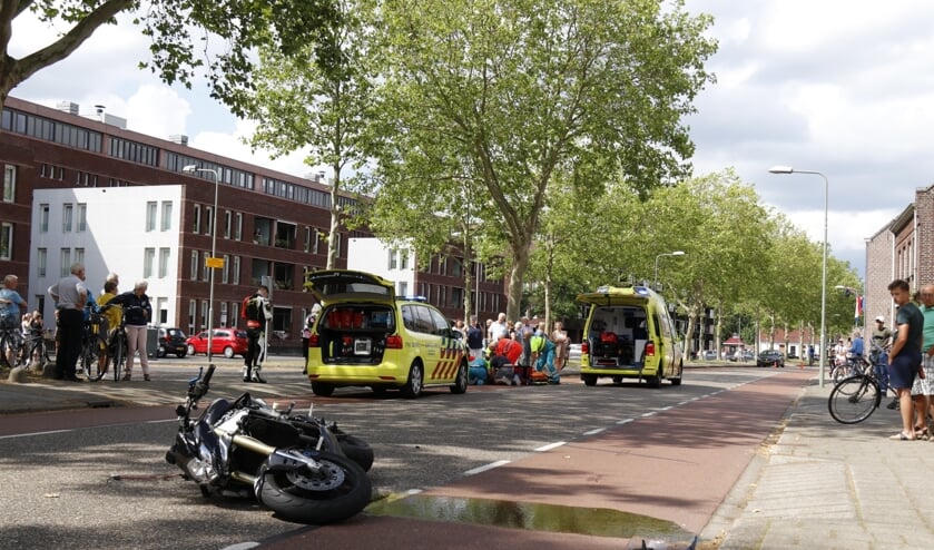 Motorrijder gewond bij aanrijding op Raadhuisstraat in Venray.