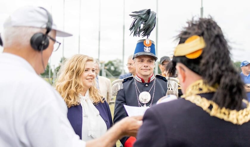 Wethouder Anne Thielen en Bernie van Lierop van 't Zandakker Gilde Sint Jan tijdens het OLS in Sevenum.
