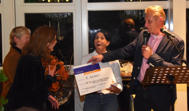 Medewerkers van het Sophia Kinderziekenhuis zijn blij verrast met het bedrag dat lopers bij elkaar hebben gelopen.