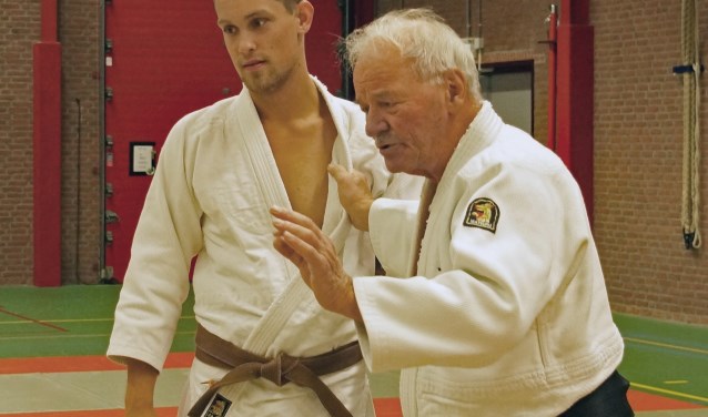 Lau Almekinders (r) en Michael de Vos in de judoles.