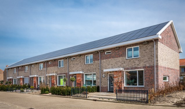 Na de renovatie: De woningen aan de Hyacintenstraat in Sommelsdijk voor en na de metamorfose. Foto's FidesWonen