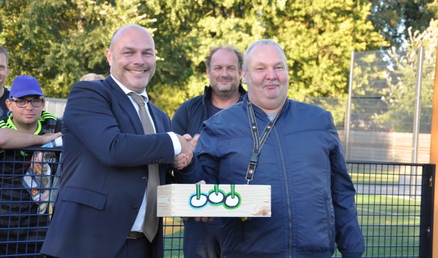 Simon, bewoner bij Zuidwester op Hernesseroord, overhandigde het eerste beschilderde bloembollenkistje aan wethouder Arend-Jan van der Vlugt.