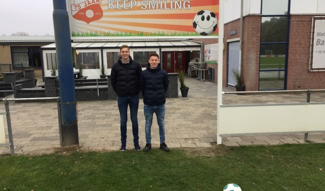 De initiatiefnemers voor multisportkooi: Links Wessel Vervloet en rechts: Jordy Nijland. (Foto: Mirjam Terhoeve)
