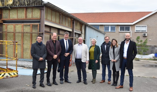 De betrokkenen bij de realisatie van de beroepscampus op het terrein waar de gebouwen worden gesloopt om plaats te maken voor de beroepscampus. Op de achter grond het gebouw van de RGO, locatie Langeweg.
