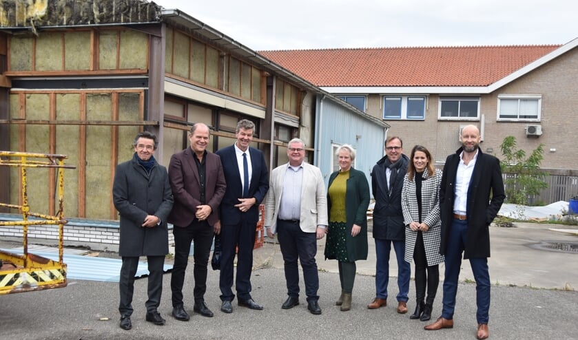De betrokkenen bij de realisatie van de beroepscampus op het terrein waar de gebouwen worden gesloopt om plaats te maken voor de beroepscampus. Op de achter grond het gebouw van de RGO, locatie Langeweg.
