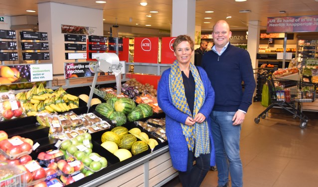 Heleen Tessemaker en Maarten Buning in de supermarkt.