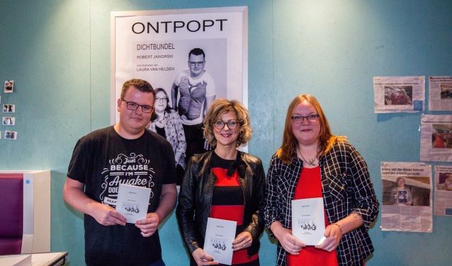 Robert Jaworski en Laura van Helden presenteren hun dichtbundel samen met burgemeester Ada Grootenboer (foto Jaap Reedijk).