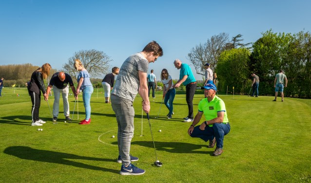 Oefenen met professionals op de putting greens en het chip- en pitchveld. Foto: Wim van Vossen Fotografie.