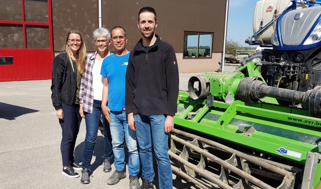 Wilko van Dam, (tweede van rechts) met zijn vrouw Margo, zijn dochter Patricia en zoon Patrick op de boerderij van de familie Van Es.