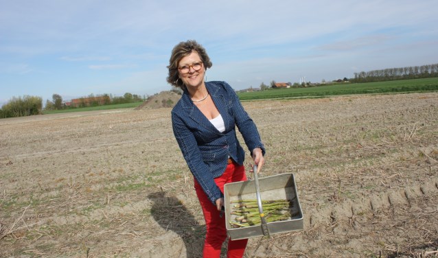 Burgemeester Ada Grootenboer toont haar oogst. Ze sneed de eerste asperges op maandag 23 april.