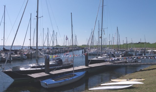 Versierde boten in de vernieuwde jachthaven. Foto: Goos K. Kroeze.
